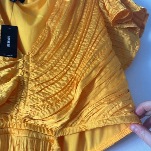 🔥NWT🔥 EXPRESS YELLOW Satin V-Neck Flutter Sleeve Pleated Cutout Midi Dress - Picture 8 of 8